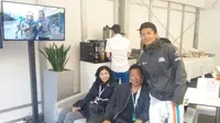 Rio Haryanto berpose dengan kedua orang tuanya, Sinyo Haryanto (tengah) dan Indah Pennywati (kiri) di Sirkuit Albert Park, Melbourne, Australia, Jumat (18/3/2016). (Media Relations Rio Haryanto)