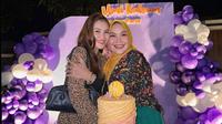 Ulang tahun Umi Kalsum yang ke-53 (Foto: Instagram @ayutingting92)