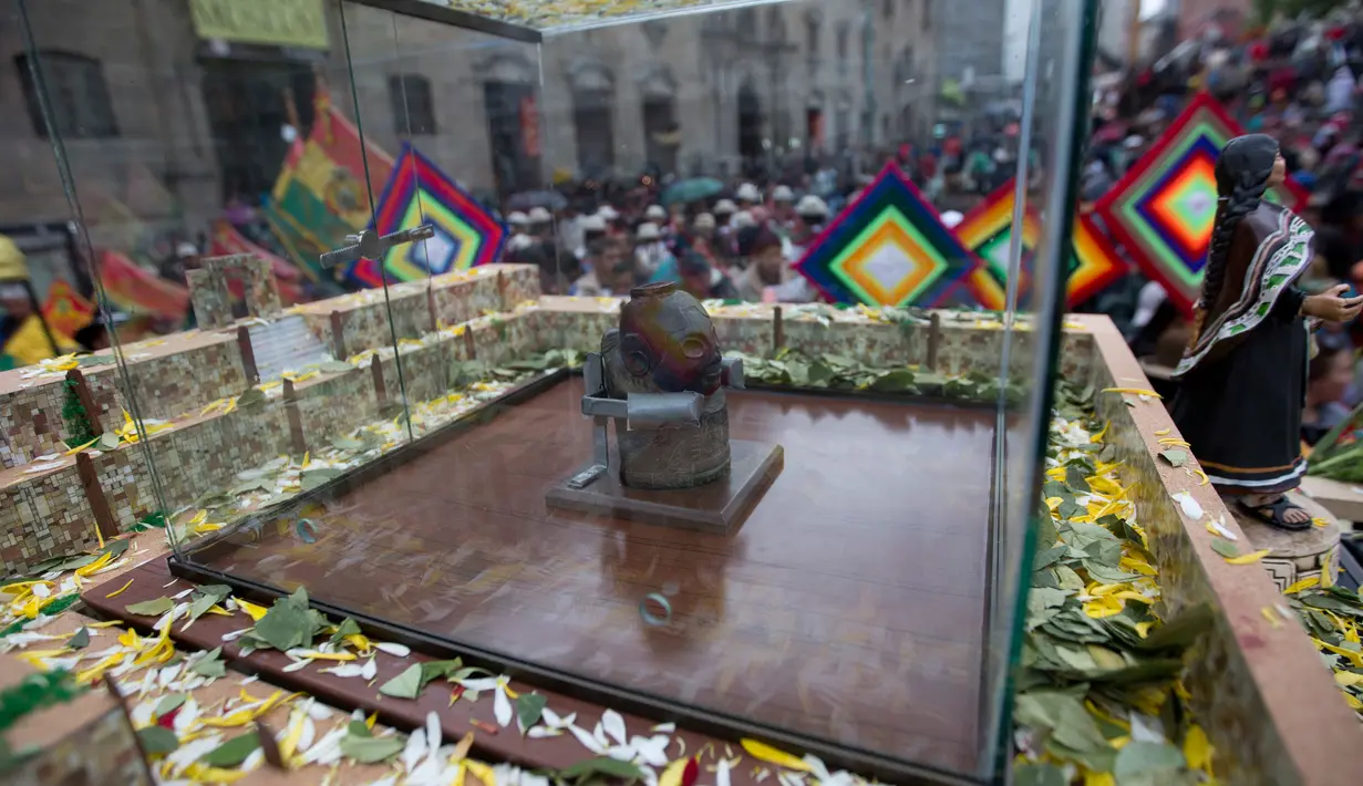 Patung dewa Bolivia "Illa of Ekeko" yang ditampilkan di pameran Alasita di La Paz, Bolivia (23/1). Alasita ini awalanya sebuah pameran dimana orang pribumi bertukar miniatur dan beberapa barang kebutuhan penting lainnya. (AP Photo / Juan Karita)