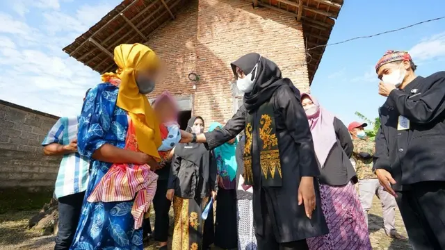Bupati Banyuwangi Ipuk Fiestiandani (Kiri) memantau  anak stunting  (Istimewa)
