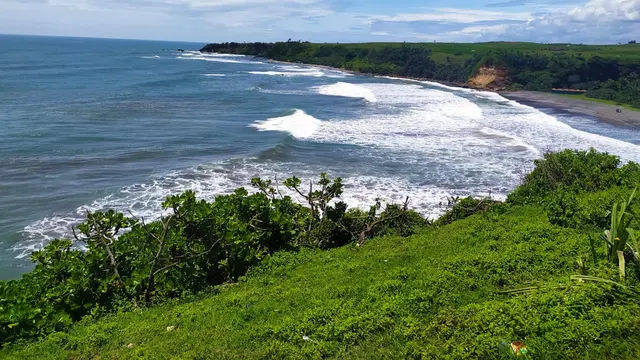 Hamparan laut yang luas memberikan sensasi berbeda saat anda menikmati wisata di kawasan wisata Puncak Guha, Garut, Jawa Barat.