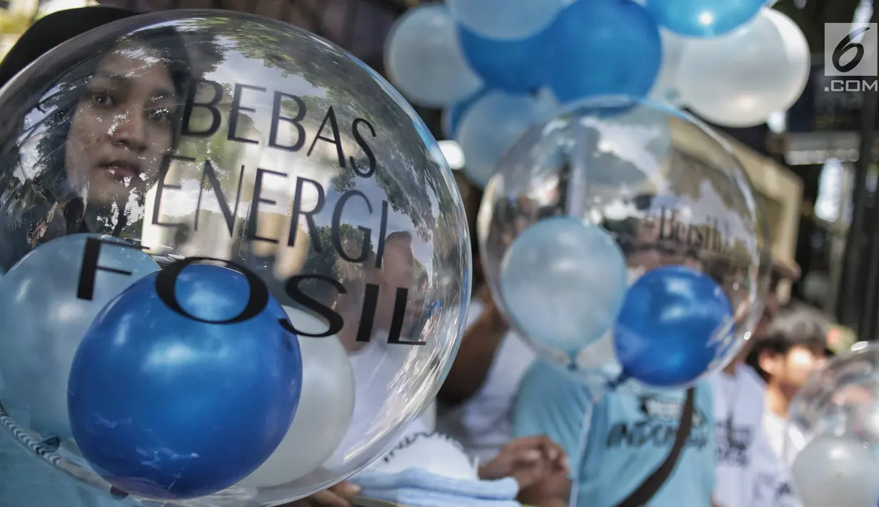 Massa koalisi #BersihkanIndonesia menggelar aksi teatrikal di  Gedung KPU RI, Senin (11/2). Mereka mengajak para calon presiden melakukan tindakan nyata mewujudkan kedaulatan energi yang bersih dan tidak merusak lingkungan. (Liputan6.com/Faizal Fanani)