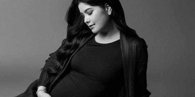 Inspirasi Long Dress ala Annisa Pohan, Cocok untuk Maternity Shoot Ibu Hamil Usia 40an