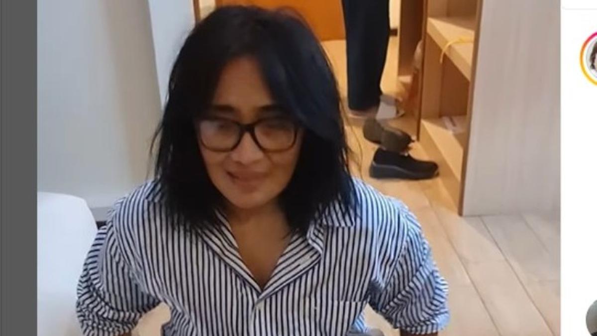 Aksi Kocak Atiek CB Peragakan Cara Pakai Toilet Portabel untuk BAB di Gunung