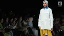 Model berpose membawakan busana rancangan kolaborasi antara desainer L.tru dan Mice Cartoon di Jakarta Fashion Week 2018 di Senayan City, Jakarta, Selasa (24/10). L.tru dan Mice Cartoon mengangkat tema "Dear Women. (Liputan6.com/Faizal Fanani)