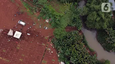 Foto udara memperlihatkan kondisi area pemakaman jenazah dengan protokol COVID-19 di TPU Pondok Ranggon, Jakarta, Kamis (12/10/2020). Gubernur DKI Jakarta Anies Baswedan menganggarkan Rp254 miliar guna menambah lahan pemakaman jenazah dengan protokol Covid-19. (Liputan6.com/Helmi Fithriansyah)