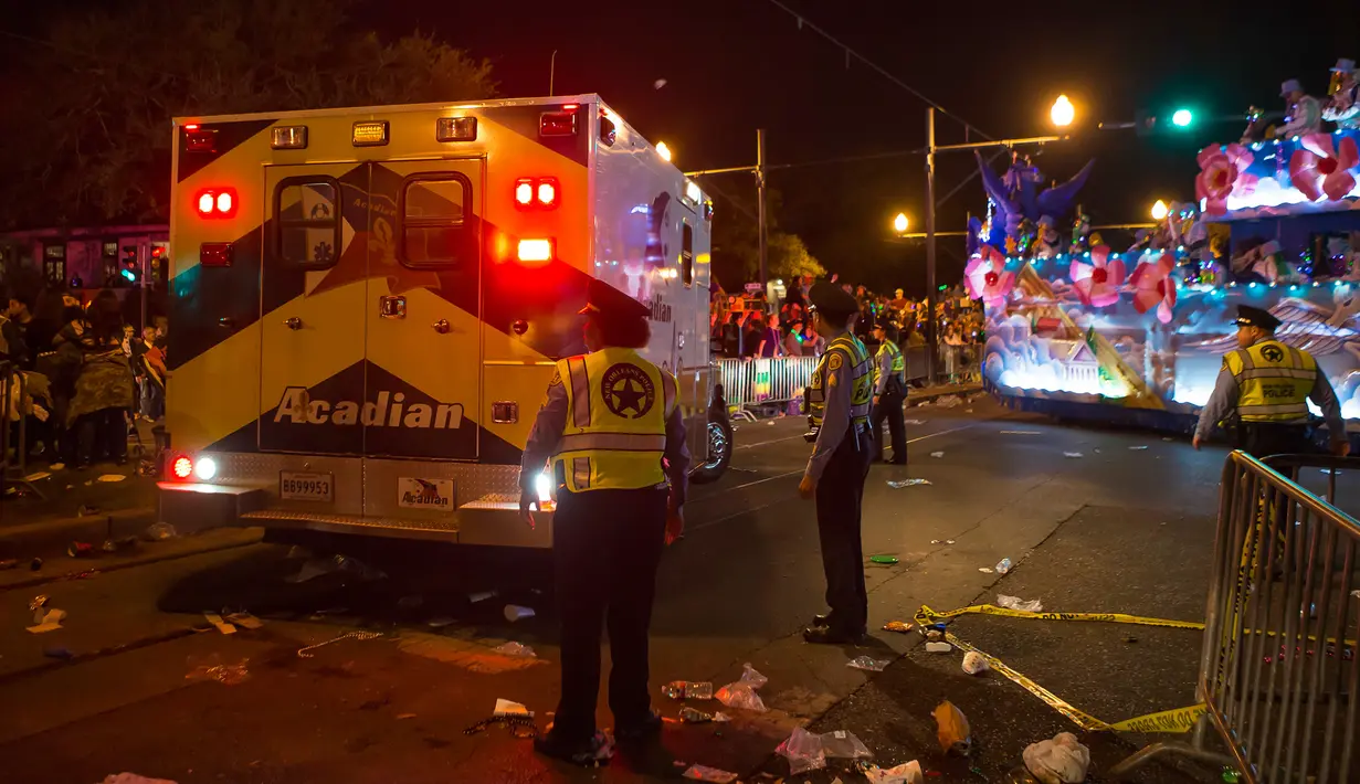 Ambulans didatangkan ke lokasi sebuah truk pickup yang menabrak kerumunan penonton Parade Mardi Gras di New Orleans, Sabtu (25/2). Polisi masih melakukan penyelidikan lebih lanjut mengenai kejadian ini. (Chris Granger/NOLA.com The Times-Picayune via AP)