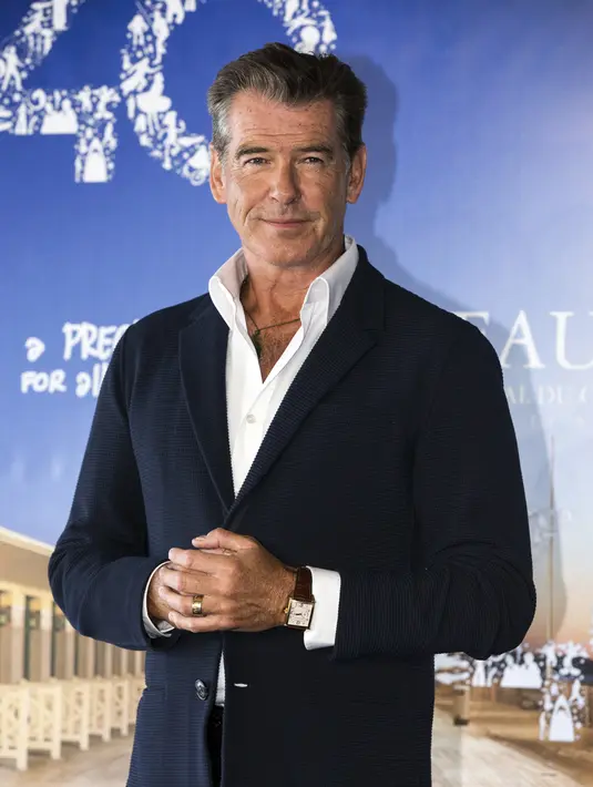 Pierce Brosnan menjadi aktor kelima yang memerankan karakter James Bond. Aktor sekaligus produser ini tercatat telah empat kali membintangi film agen rahasia tersebut dimulai pada tahun 1997 sampai 2002. (Bintang/EPA)