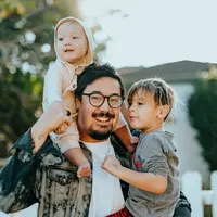 Mendidik anak melalui parenting memang sudah menjadi tugas orangtua (Foto: Unsplash.com/@Nathan Dumlao)
