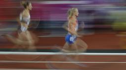 Pelari asal Belanda, Anouk Vetter (kanan) beradu cepat dengan lawannya pada cabang 800m putri heptathlon athletics saat kejuaraan IAAF World Championships di London Stadium, London, (5/8/2017). (AFP/Adrian Dennis)