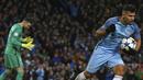 Striker Manchester City, Sergio Aguero, merayakan gol yang dicetaknya ke gawang Monaco. Dengan kemenangan ini City cukup dengan hasil seri pada leg kedua untuk lolos ke perempat final. (AP/Dave Thompson)