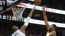 Pemain Utah Jazz,  Derrick Favors (kanan) berusaha menghalau tembakan pemain Warriors, David West pada lanjutan NBA basketball game di Vivint Smart Home Arena, Salt Lake City, (30/1/2018). Utah menang 129-99. (AP/Rick Bowmer)