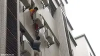 Bocah 5 Tahun Jatuh Dari Lantai 4, Untung Tersangkut AC