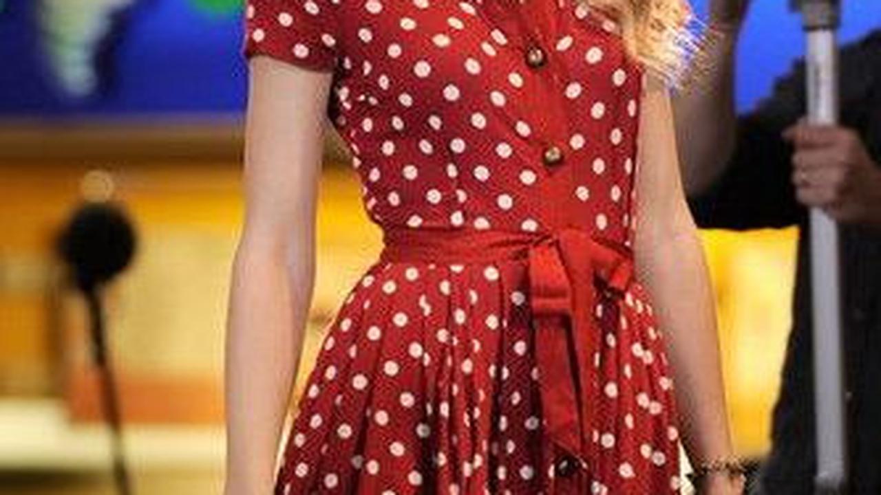 Mengenakan Gaun Bermotif Polka Dot yang Kancingnya Mirip <br>