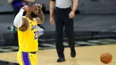 Pebasket Los Angeles Lakers, LeBron James, melakukan selebrasi saat melawan San Antonio Spurs pada laga NBA di AT&T Center, Kamis (31/12/2020). LA Lakers menang dengan skor 121-107. (AP/Eric Gay)