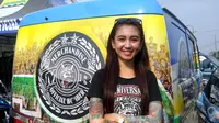 Wow, Wanita Cantik Ini Berniat Ukir Logo Persib di Tubuhnya