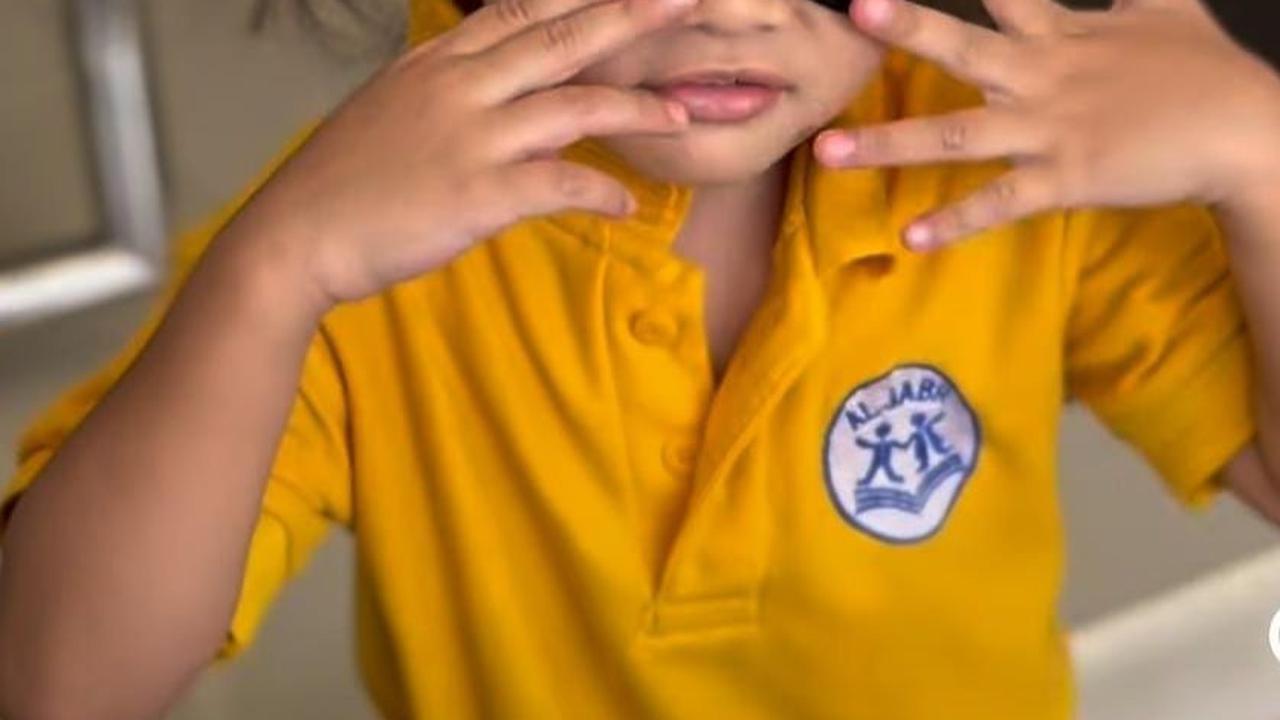 "Episode jemput nak bontot mulih sekolah," kata Hanung di instagramnya.<br>