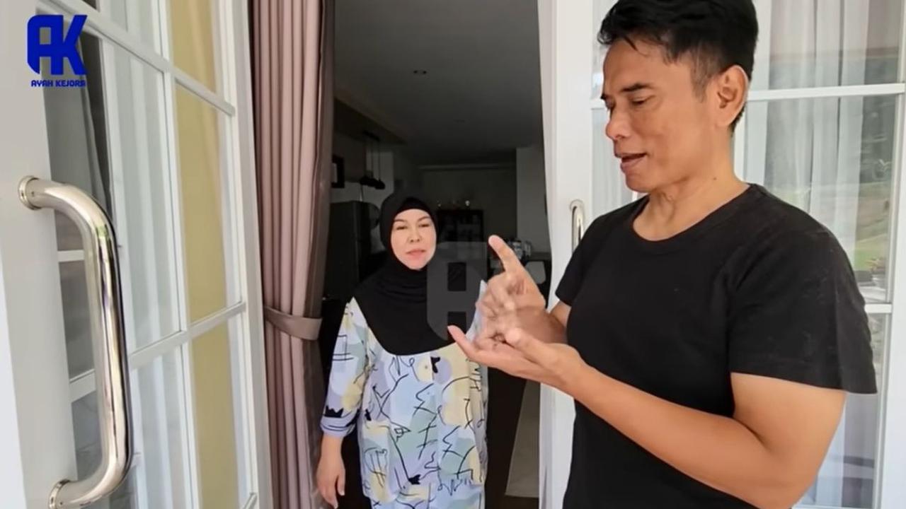 Ayah Lesti pun berpamitan kepada sang istri. Tak lupa, ayah Lesti pun berpesan untuk membawakan makanan ke sawah.<br>