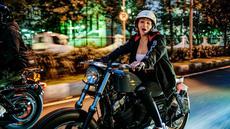 Keren banget Wika Salim naik Harley-Davidson Sportster 48. (Source: Instagram/@wikasalim)