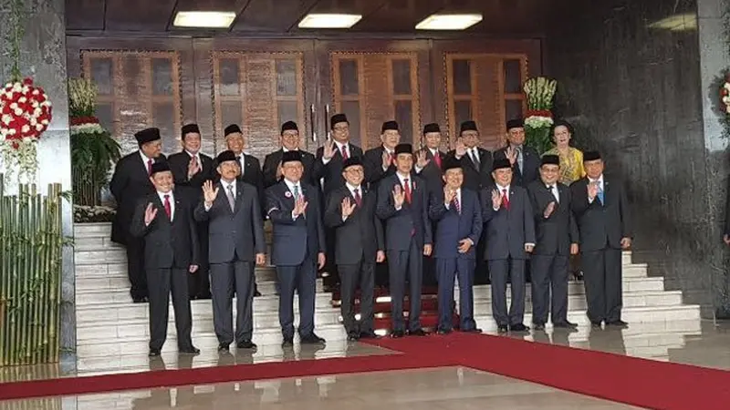 Presiden Jokowi dengan dasi merah