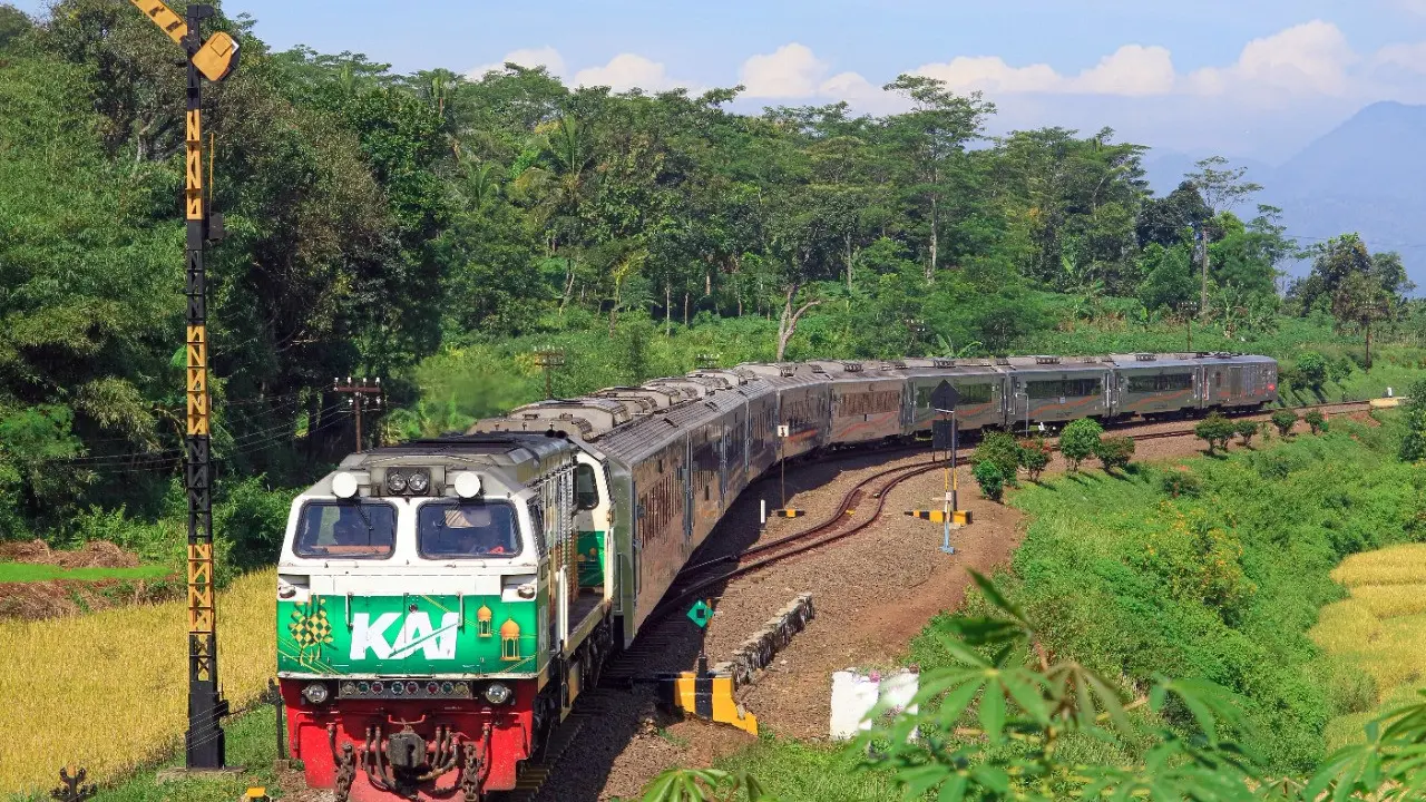 PT Kereta Api Indonesia (persero) atau KAI menghadirkan sejumlah ornamen menyambut Ramadhan