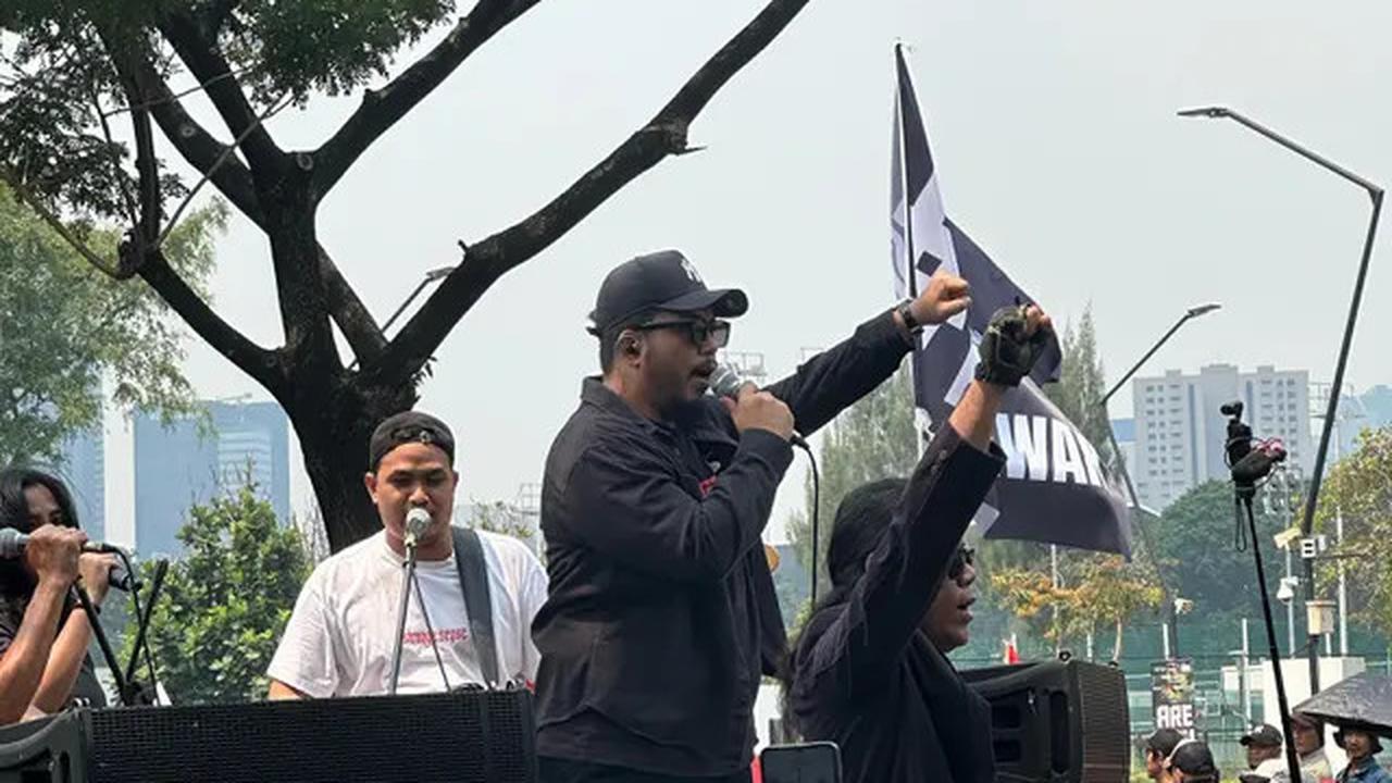 4 Potret Band Methosa Turun ke Jalan Dukung May Day, Sebut Hari Buruh 2025 Bernuansa Magis