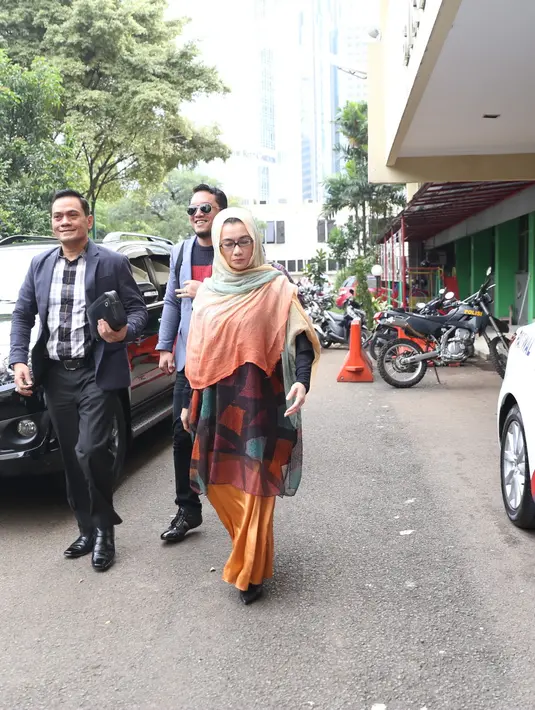 Meski belum ada pernyataan resmi, kehadirannya bersama kuasa hukumnya itu sepertinya terkait dengan pengakuan guru spiritualnya, Aa Gatot yang melibatkan Reza dalam ritual seks di Padepokan Aa Gatot. (Nurwahyunan/Bintang.com)