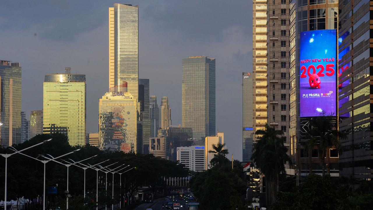 Jalan Sudirman mulai ditutup untuk perayaan Tahun Baru 2025