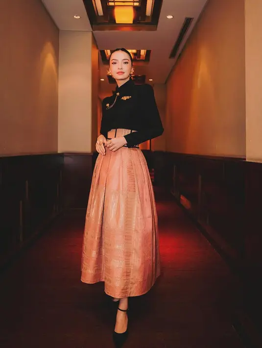 Di potret ini, Raline Shah kenakan kebaya janggan yang dipadukan corset maxi skirt [@ralineshah]