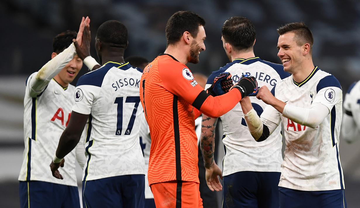 Gelandang Tottenham Hotspur, Giovani Lo Celso (kanan) bersama kiper Hugo Lloris merayakan kemenangan usai laga lanjutan Liga Inggris pekan ke-9 melawan Manchester City di Tottenham Hotspur Stadium, London, Minggu (22/11/2020) dini hari WIB. Tottenham menang 2-0 atas City. (AFP/Neil Hall/Pool)