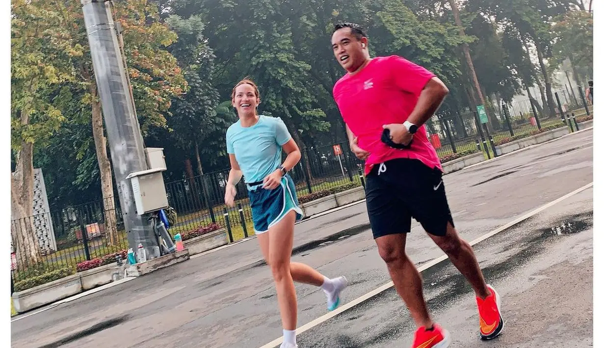 Bersama sang suami, Nia Ramadhani nampak makin bersemangat menjalani olahraga lari. Kali ini, Nia tampil bright dengan t-shirt dan running pants berwarna biru. (instagram/ramadhaniabakrie)