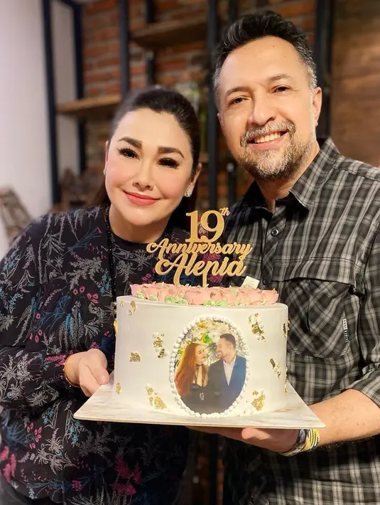 Potret perayaan ulang tahun pernikahan ke-19 pada tahun ini. Melalui akun instagramnya, keduanya kerap membagikan kemesraan keduanya. [Instagram/alenia259]