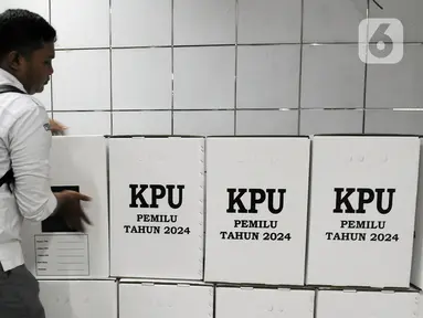 Petugas menyusun kotak suara di Gudang Logistik Komisi Pemilihan Umum (KPU) Administrasi Jakarta Pusat, Jakarta, Kamis (2/11/2023). KPU Administrasi Jakarta Pusat menerima logistik tahap pertama Pemilu 2024 berupa 2090 kotak suara. (merdeka.com/Imam Buhori)