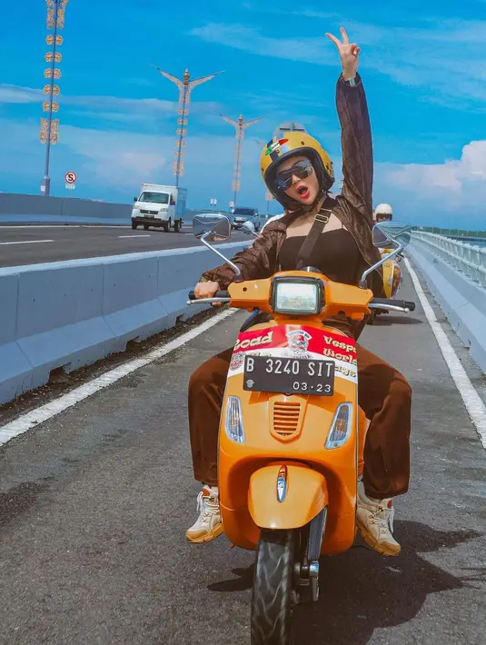 <p>Wika Salim juga tampil memakai kacamata hitam dan slingbag. Tak lupa dia mengenakan helm yang warnanya matching dengan vespa. (Instagram/wikasalim)</p>