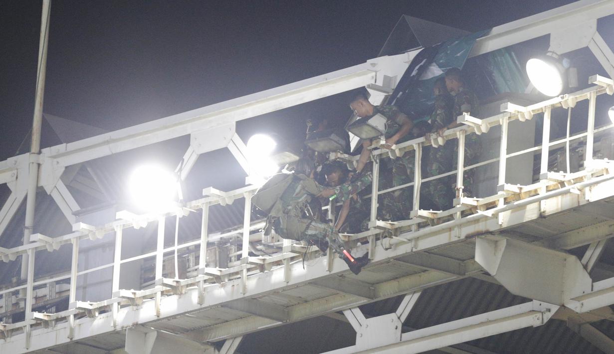 Tidak perlu waktu lama untuk melakukan proses evakuasi, hanya sekitar 5 menit. (Bola.com/Vitalis Yogi Trisna)