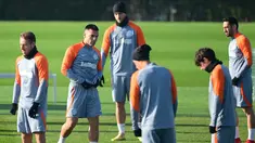 Penyerang Inter Milan #10 Lautaro Martinez (kedua kiri) dan rekan satu timnya menghadiri sesi latihan menjelang lanjutan Liga Champions 2023/2024, di Suning Training Center di Appiano Gentile, dekat Milan, Senin (11/12/2023). (MARCO BERTORELLO / AFP)
