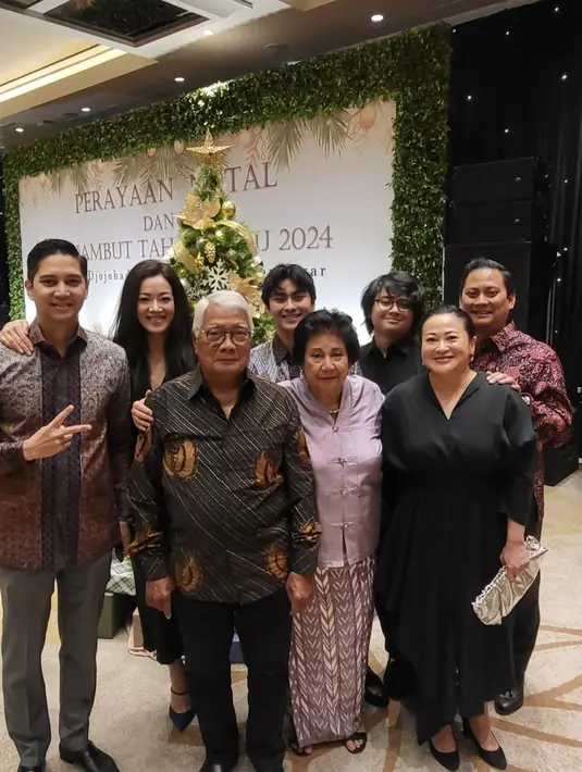 Saat bergaya formal, ia juga tampak memukau dengan pesona batik yang sederhana namun menjanjikan.  [Foto: Instagram/ Budisatrio Djiwandono]