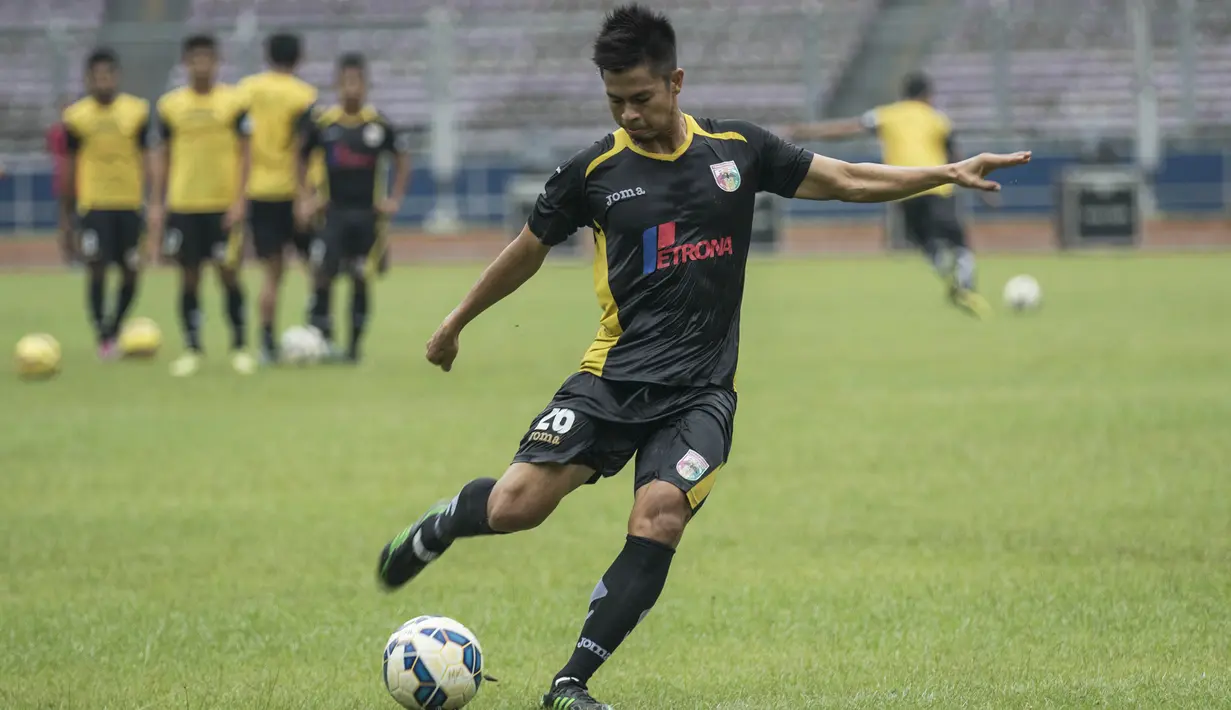 Pemain Mitra Kukar, Muhammad Bachtiar, berusaha menendang bola saat latihan jelang laga final Piala Jenderal Sudirman melawan Semen Padang di Stadion Gelora Bung Karno, Jakarta, Sabtu (23/1/2016). (Bola.com/Vitalis Yogi Trisna)