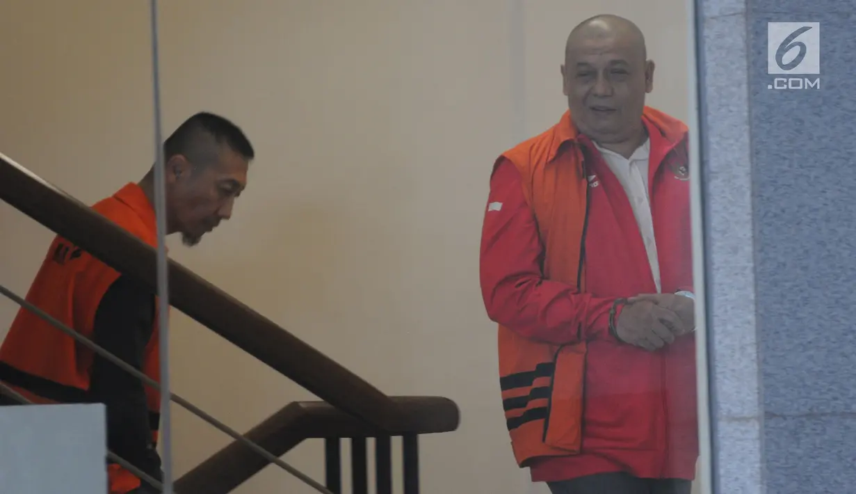 Dua tersangka, Sendy Perico (kiri) dan Adhi Purnomo menunju ruang pemeriksaan di Gedung KPK, Selasa (13/8/2019). Sendy Perico diperiksa sebagai tersangka kasus dugaan suap jaksa Kejati DKI, sedangkan Adhi Purnomo dalam kasus dugaan suap dana hibah Kemenpora kepada KONI. (merdeka.com/Dwi Narwoko)