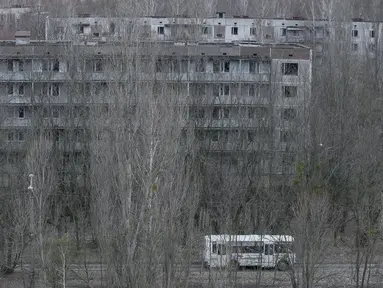 Pemandangan kota Pripyat dekat pembangkit listrik tenaga nuklir Chernobyl di Ukraina, (23/3). Kota ini tak berpenghuni setelah pada 1986 terjadi kecelakaan reaktor nuklir yang membuat daerah tersebut tercemar radiasi berbahaya. (REUTERS / Gleb Garanich)