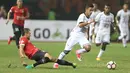 Pemain Persija Jakarta, Rohit Chan (bawah) menghalau bola dari kaki pemain Bali United, Nick Van Velden pada laga Liga 1 2017 di Stadion Patriot, Bekasi, Minggu (21/5/2017). (Bola.com/Nicklas Hanoatubun)