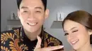 Dalam prosesi lamaran tersebut, Ifan mengutarakan niat baiknya untuk melamar Citra. Pastinya di hadapan keluarga sang kekasih. Namun sayangnya hanya dilakukan lewat sambungan video call karena keluarga Citra yang tidak bisa hadir. (Instagram/ifanseventeen)