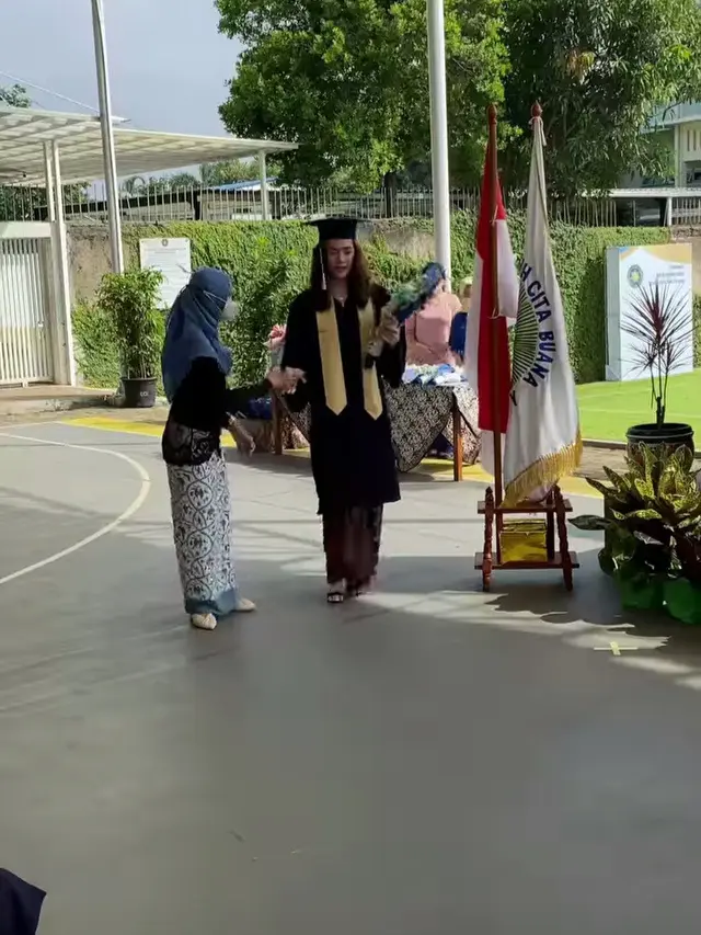 Wisuda Kayra Miendra