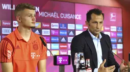 Gelandang baru Bayern Munchen, Michael Cuisance dan direktur olahraga  Hasan Salihamidzic  memberi keterangan pers di Munich, Jerman (20/8/2019). Michael Cuisance dibeli Munchen dari Borussia Monchengladbach. (AFP Photo/Pool/Alexander Hassenstein)