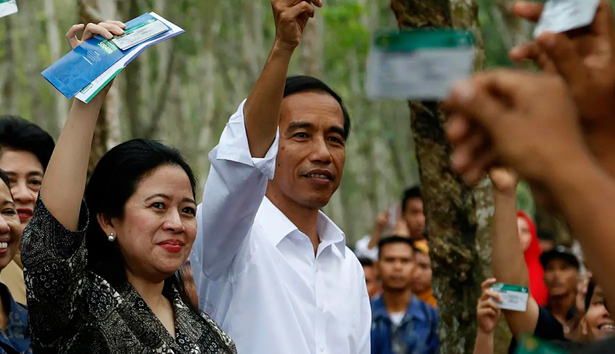 Presiden Joko Widodo didampingi Menko Bidang Pembangunan Manusia dan Kebudayaan, Puan Maharani membagikan Kartu Indonesia Sehat kepada para pekerja di Kabupaten Deli Serdang, Sumatera Utara, Sabtu (18/4/2015). (Liputan6.com/Pool)