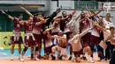 Pemain Timnas voli putra Qatar berfoto bersama usai mengalahkan Arab Saudi pada Kejuaraan Voli Asia 2017 ke-16 di GOR Tri Dharma, Gresik, Selasa (25/7). Qatar unggul tiga set langsung 25-23, 25-21, 25-21. (Liputan6.com/Helmi Fithriansyah)