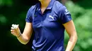 Lexi Thompson dari AS bereaksi setelah membuat birdie putt di lubang pertama selama putaran kedua turnamen golf wanita AS Terbuka di Shoal Creek, Ala (1/6). (AP Photo / Butch Dill)