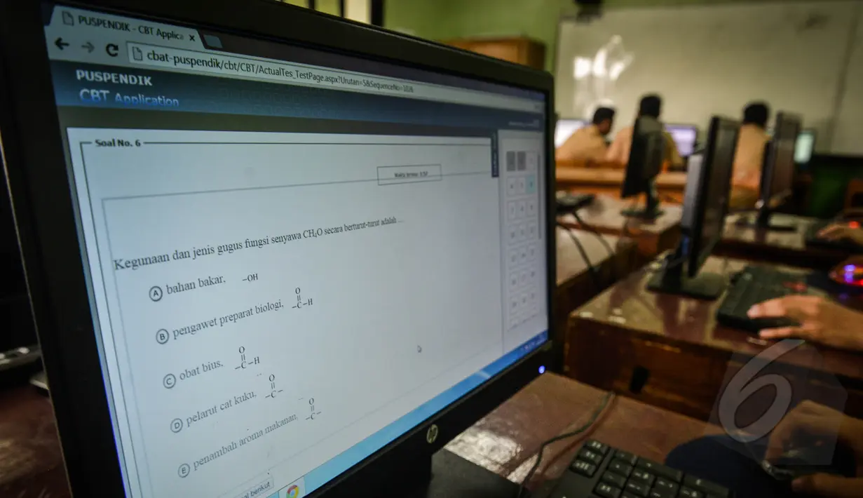Tampak soal pelajaran saat uji coba Ujian Nasional berbasis Komputer, di SMA Negeri 30, Jakarta, Rabu (1/4/2015). Kemendikbud akan melakukan ujicoba ujian nasional (UN) online mulai pekan depan. (Liputan6.com/Faizal Fanani)