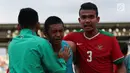 Pemain Timnas Indonesia U-19 menangis usai takluk dari Thailand di Piala AFF U-18 2017 di Stadion Thuwunna, Yangon, Jumat (15/9). Timnas Indonesia U-19 gagal ke final usai kalah 2-3 (0-0) dari Thailand lewat drama adu penalti. (Liputan6.com/Yoppy Renato)