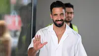 Pelatih baru Italia AC Milan asal Portugal, Ruben Amorim, melambaikan tangan saat tiba di Bandara Linate di Milan pada 6 Juli 2026. (Piero CRUCIATTI/AFP)